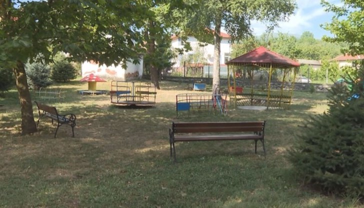 Родител установил, че раничката на детето му е пред дома им, но то самото липсва