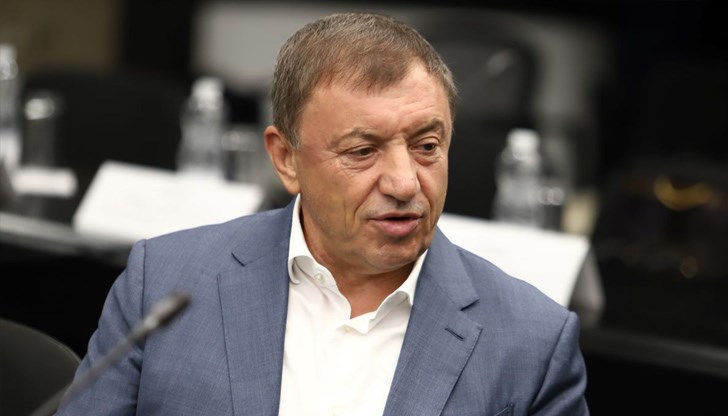 Петров е застрелян с изстрел в главата и втори контролен в тялото (близо до сърцето) с автомат “Калашников” Петров е застрелян с изстрел в главата и втори контролен в тялото (близо до сърцето) с автомат “Калашников”