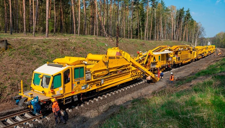Бенефициент по двата проекта е българската Национална компания "Железопътна инфраструктура"