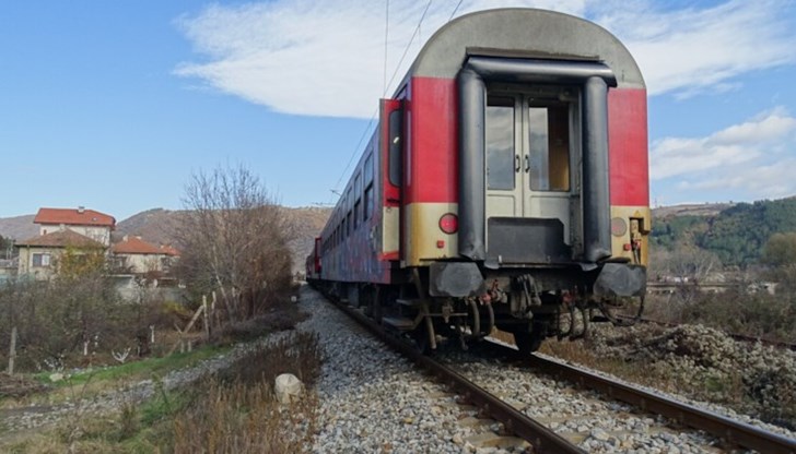 Влакът София - Варна влачи кола 150 метра
