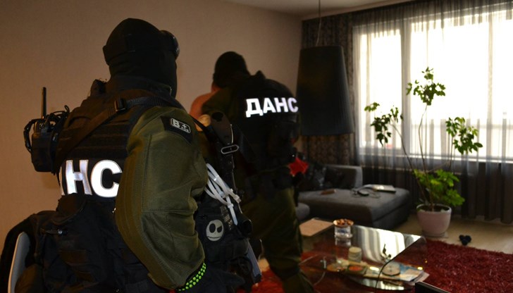 В акцията са участвали над 100 полицаи и агенти ДАНС​