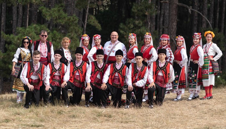 Възпитаниците на Детско-юношеския фолклорен ансамбъл „Зорница“ се представиха с автентичното хоро "Бягай попе" и Странджански танци