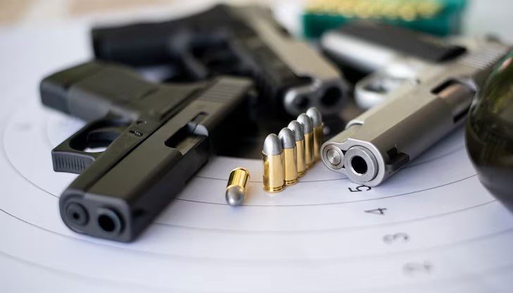 Търгът с тайно наддаване е за 1165 пистолети Търгът с тайно наддаване е за 1165 пистолети