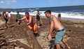 Доброволци разчистват плаж Велека след наводненията