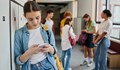 Майка: Пълно безумие е да забранят изцяло телефоните в училище