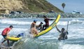 Мъж обучи коза сърфист в Калифорния
