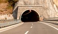 Осветлението в тунела на магистрала "Струма" край Кочериново не работи