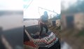 Жена друса кючек върху линейка в село Градец