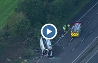 Двама души загинаха след катастрофа с училищен автобус във Великобритания