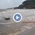 Доброволци вадят коли от водата на плаж Арапя