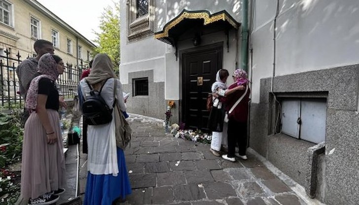 Храмът затвори врати във връзка с експулсирането на председателя ѝ архимандрит Васиан и още двама служители Храмът затвори врати във връзка с експулсирането на председателя ѝ архимандрит Васиан и още двама служители