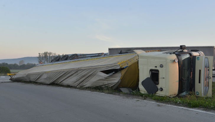 Камионите са се обърнали след сблъсък Камионите са се обърнали след сблъсък