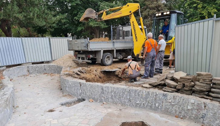 Продължават строителните дейности по възстановяване и обновяване на фонтана в градинката до Общински пазар „Олимп“ в кв. Здравец