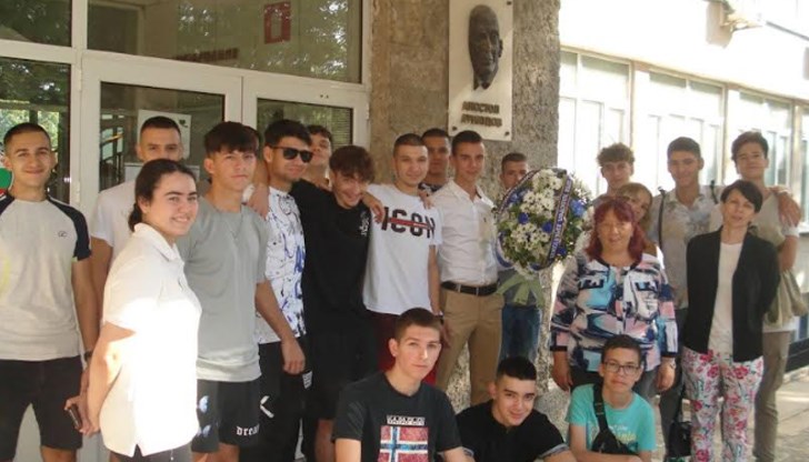 Директорът на школото - Стефка Мънгова пожела на учениците да бъдат горди наследници на делото на Апостол Арнаудов