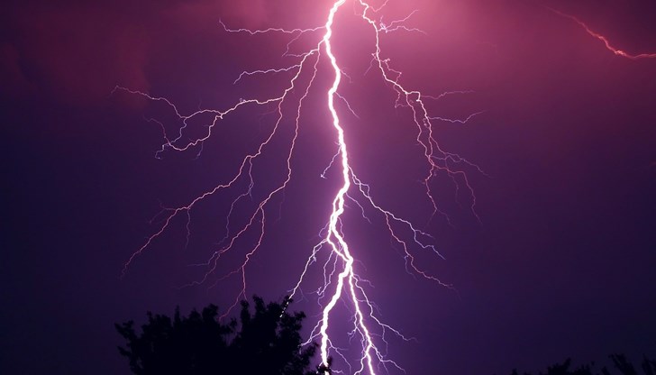 За части от секундата въздухът се раздира и се превръща в плазма