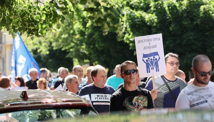 Целият сектор на българските топлофикации и ТЕЦ включително въгледобивните мини са готови на незабавни ефективни стачни действия Целият сектор на българските топлофикации и ТЕЦ включително въгледобивните мини са готови на незабавни ефективни стачни действия