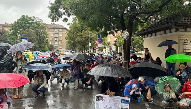 След смъртта на момчето десетки хора се събраха на протест пред сградата на МВР с искане за по-строг контрол на пътя