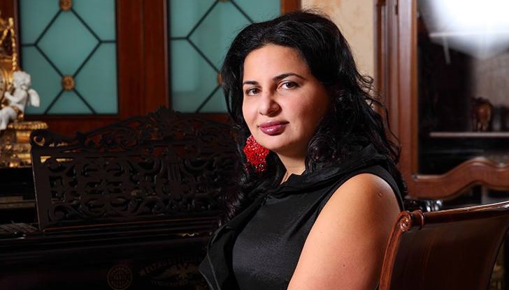 Изданието нарича Ружа "бляскава българка, завършила Оксфорд" Изданието нарича Ружа "бляскава българка, завършила Оксфорд"