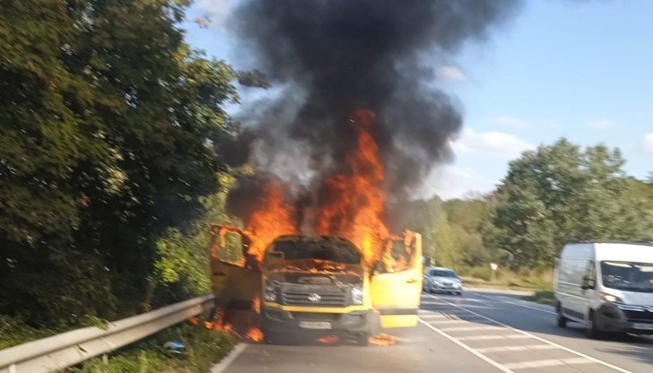 Товарният бус гори край разклона за село Балкански и село Дряновец Товарният бус гори край разклона за село Балкански и село Дряновец