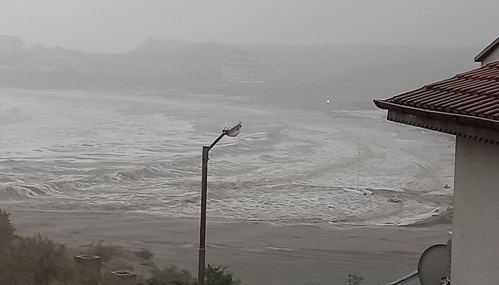 Около 4000 са засегнатите туристи от наводнението