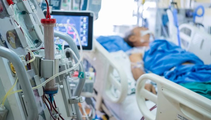 Лекарите се борят се за живота му. Нуждае се спешно от кръвопреливане