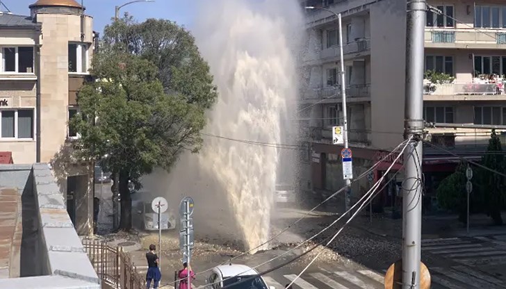 Водна струя с височина над 25 метра спря движението по ул. „Димитър Константонов“