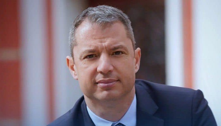 Икономическият министър, директорът на Агенция „Митници“ и социалният министър не правят нищо по въпроса, написа Делян Добрев