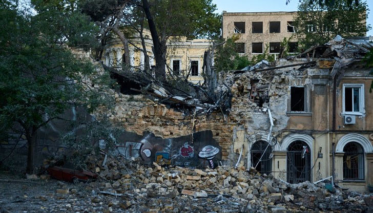 Пострадал е и 57-годишен мъж, който е с множество рани Пострадал е и 57-годишен мъж, който е с множество рани