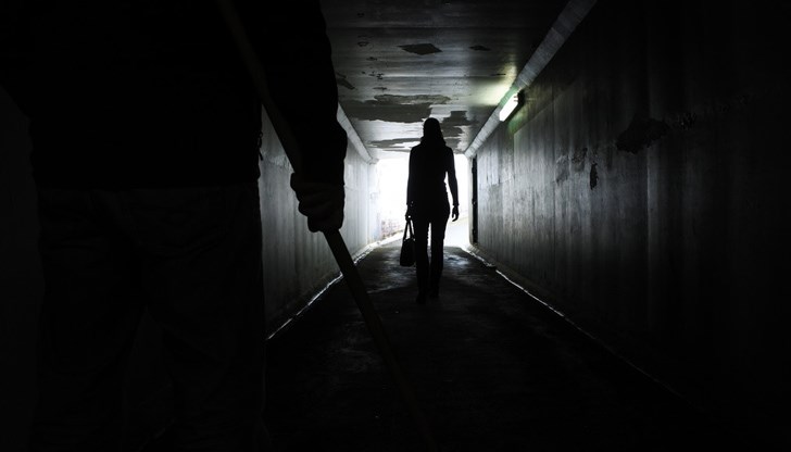 Нападателят захапал жертвата за врата и я заплашил с отвертка