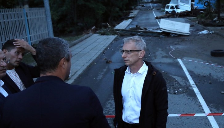 Служители на няколко министерства работят на терен