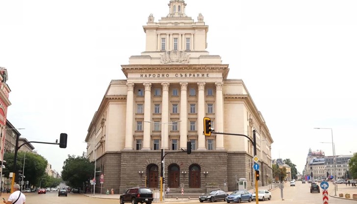 Бележка в тоалетните предупреждава депутатите да не отнасят санитарните материали