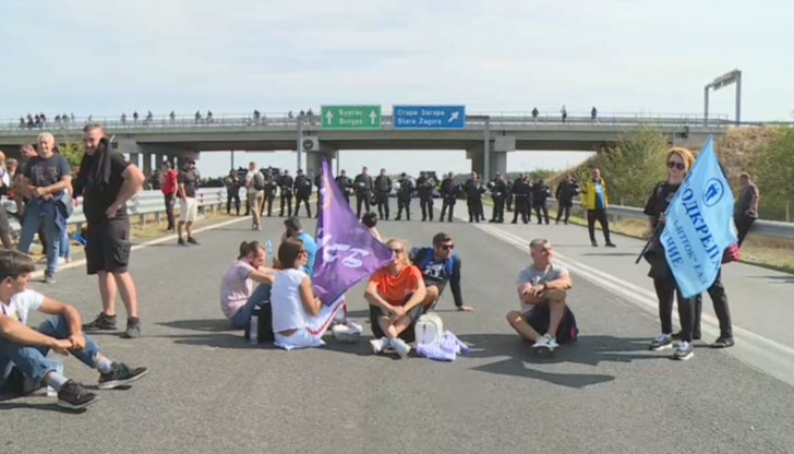 Протест на миньори и енергетици блокира магистрала Тракия
