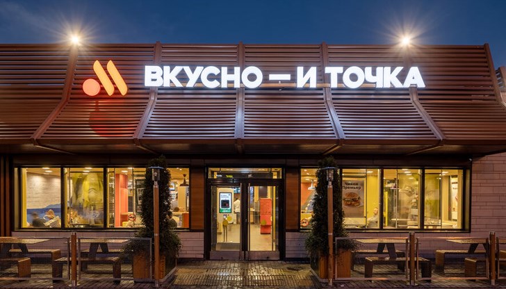 Мрежата "Вкусно – и точка", която замени "Макдоналдс" е заработи Русия от 12 юни миналата година
