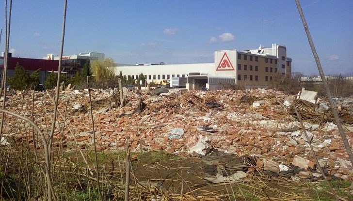 Tеренът в момента e покрит със строителни материали и отпадъци