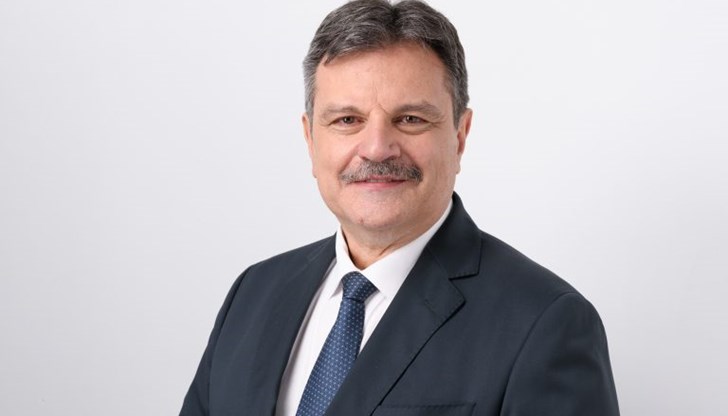 Трябва да има сериозен контрол на всяко място, където се продават такива вредни неща, коментира училищен директор