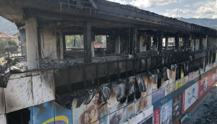 Търговски център е обгорен при пожар, възникнал в четвъртък вечерта