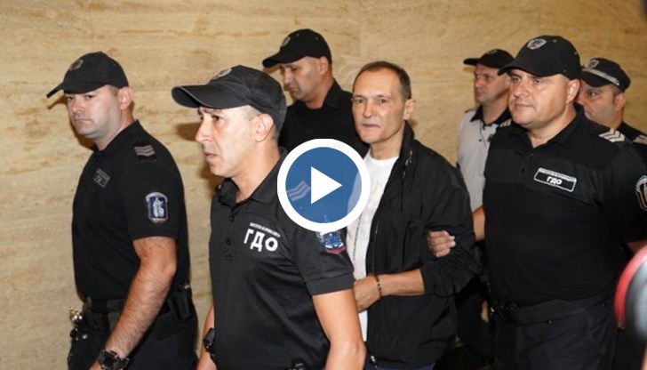 Стотина симпатизанти на бизнесмена се събраха в Съдебната палата