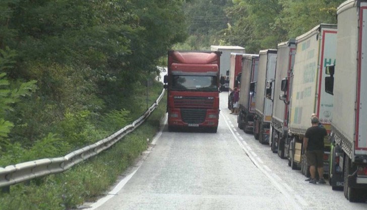 Продължава да е затворен проходът край Гурково