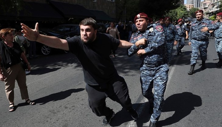 "Червените барети" започнаха рано тази сутрин да задържат опозиционни активисти