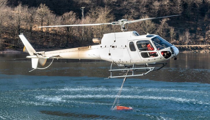 Хеликоптерът е трябвало да загребе вода от язовира