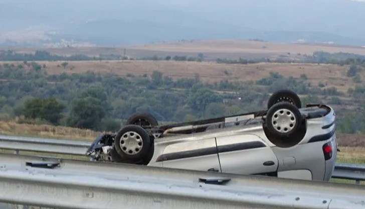 Движението в участъка се осъществява само в изпреварващата лента Движението в участъка се осъществява само в изпреварващата лента