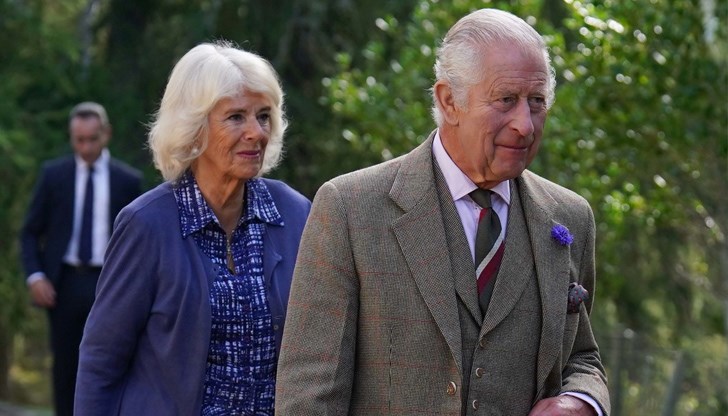 Монархът е придружен от съпругата си кралица Камила Монархът е придружен от съпругата си кралица Камила