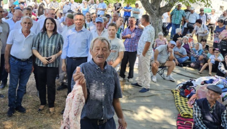 На присъстващите беше раздаден пилаф На присъстващите беше раздаден пилаф