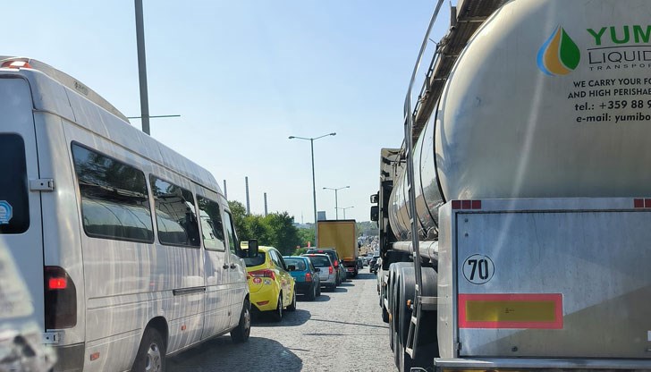 Набелязваме мерки за по-бързото преминаване на камионите през ГКПП "Дунав мост" при Русе и Видин, съобщи заместник-министърът на транспорта Димитър Недялков