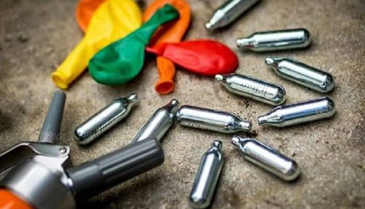 Въпреки редица закони и разпоредби, които ограничават продажбата на опасното вещество, то може да бъде набавено за минути Въпреки редица закони и разпоредби, които ограничават продажбата на опасното вещество, то може да бъде набавено за минути