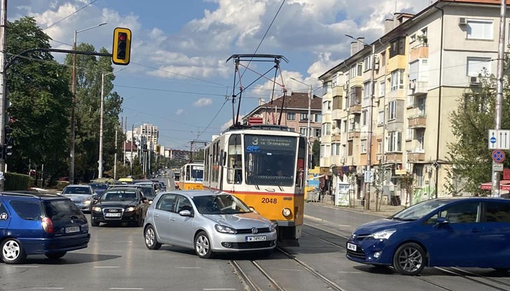 Опит за забранен ляв завой завърши с катастрофа