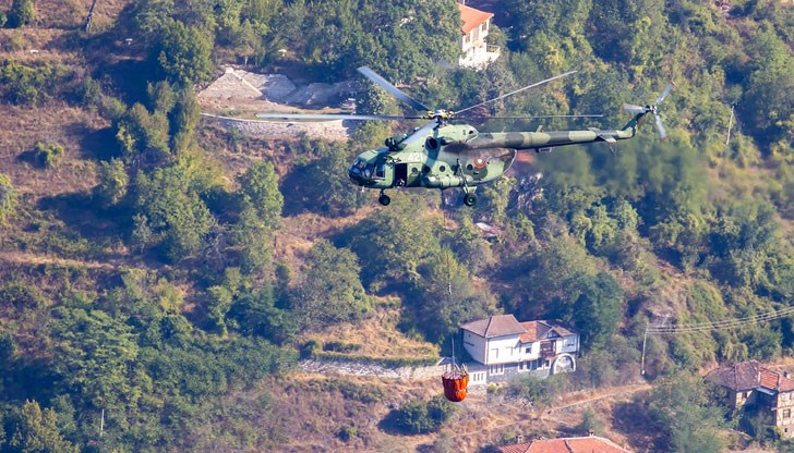 Вертолети Ми-17 и Кугар изсипаха 105 тона вода върху пламъците