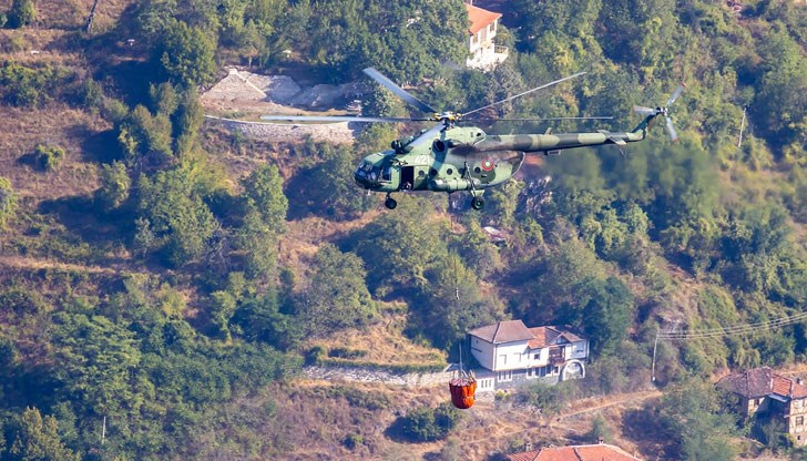 Вертолети Ми-17 и Кугар изсипаха 105 тона вода върху пламъците
