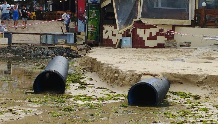 Тръбата е там, защото естественият път на водата е най-ниската точка - морето