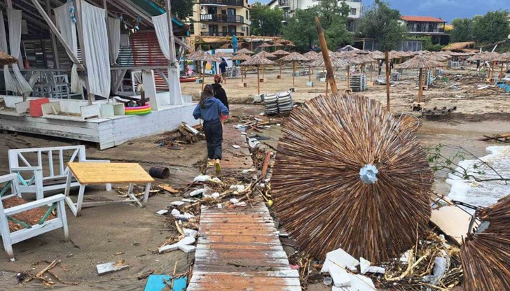 40 души настояли да останат в плажен бар и да си допият